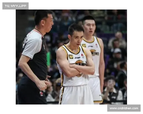 赵继伟庆生夜顶薪续约与领导合影 高尔夫球蛋糕与好友共度温馨时光 赵继伟庆生夜顶薪续约与领导合影 高尔夫球蛋糕与好友共度温馨时光